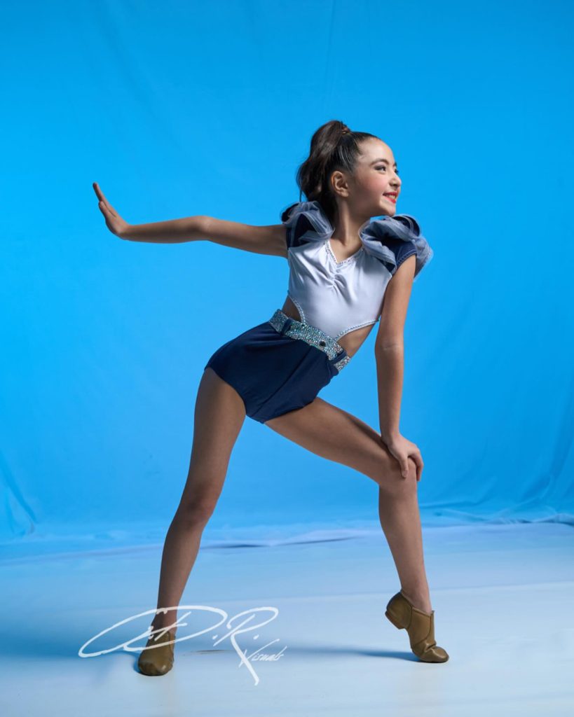 Starlink Arts female posing